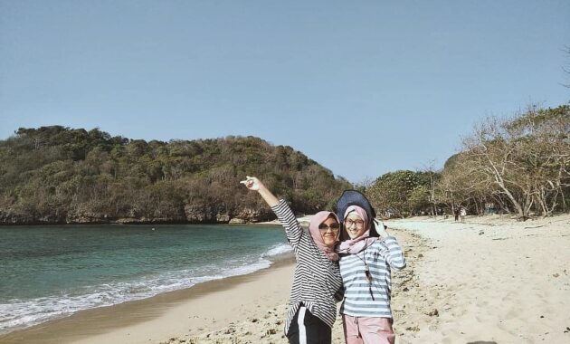 spot cantik pantai teluk asmara untuk sunset time di malang dan bagaimana jalan menuju lokasi?