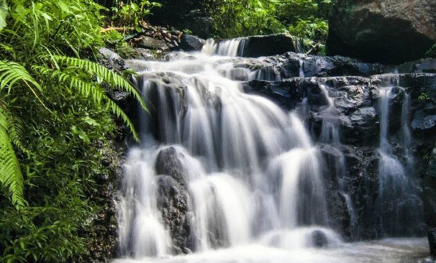 top 10+ air terjun cantik di sekitaran bandung paling mempesona dan mana yang masih tersembunyi?