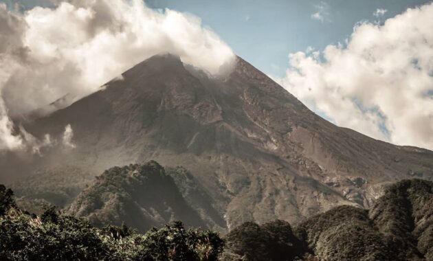 top 10+ daftar pilihan gunung aktif yang sering meletus di negara indonesia, wajib untuk kalian ketahui
