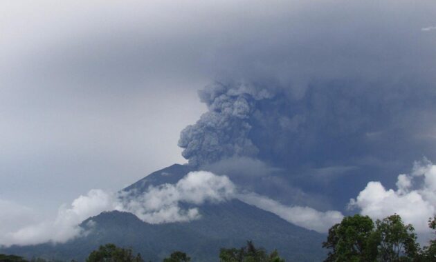 top 10+ daftar pilihan gunung aktif yang sering meletus di negara indonesia, wajib untuk kalian ketahui