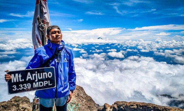 top 10+ daftar pilihan gunung terangker di indonesia namun memiliki keindahan yang luar biasa