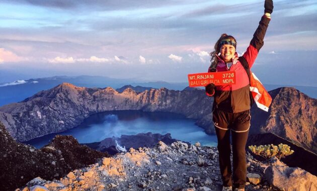 top 10+ daftar pilihan gunung terangker di indonesia namun memiliki keindahan yang luar biasa