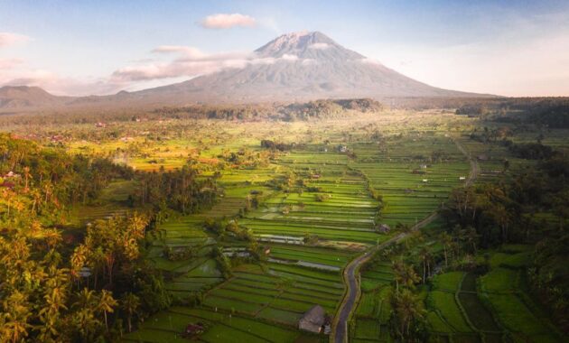 top 10+ daftar pilihan gunung terangker di indonesia namun memiliki keindahan yang luar biasa