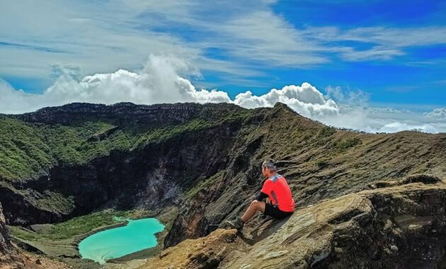 top 10+ daftar pilihan gunung terangker di indonesia namun memiliki keindahan yang luar biasa