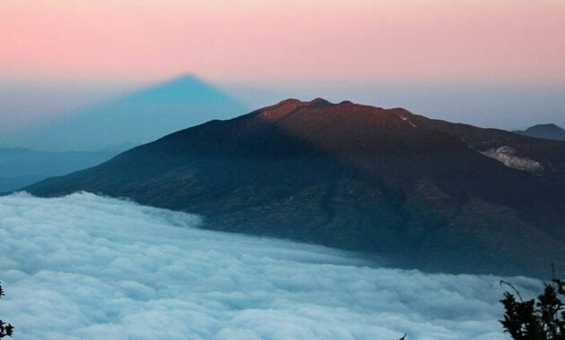 top 10+ daftar pilihan gunung terangker di indonesia namun memiliki keindahan yang luar biasa