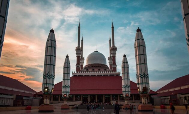 top 10+ daftar pilihan masjid terindah di negara indonesia yang bikin nyaman saat beribadah
