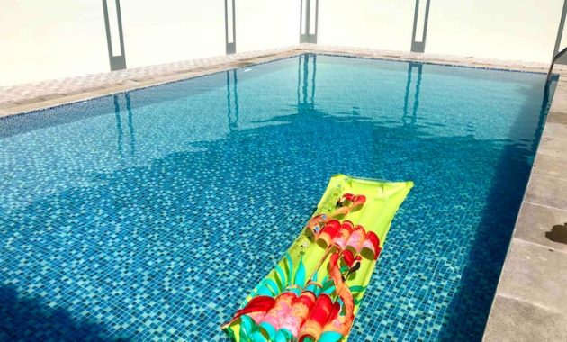 top 10+ daftar villa dengan kolam renang pribadi di puncak buat liburanmu, mulai dari rp2.290.000