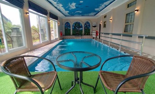 top 10+ daftar villa dengan kolam renang pribadi di puncak buat liburanmu, mulai dari rp2.290.000