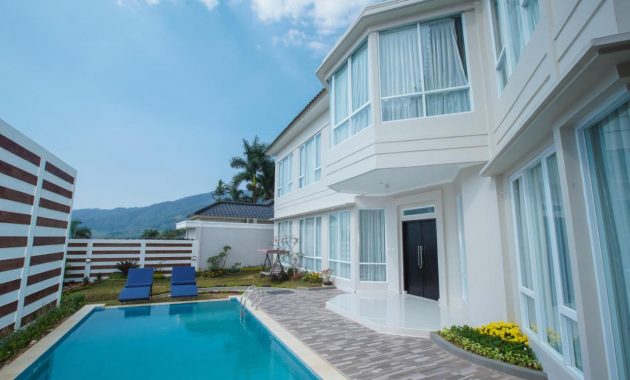 top 10+ daftar villa dengan kolam renang pribadi di puncak buat liburanmu, mulai dari rp2.290.000