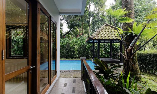 top 10+ daftar villa dengan kolam renang pribadi di puncak buat liburanmu, mulai dari rp2.290.000