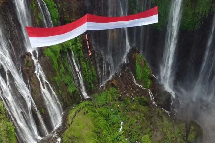 aktivitas seru coban sewu, coban sewu, coban sewu malang, daya tarik coban sewu, fasilitas coban sewu, harga tiket masuk coban sewu, kegiatan seru coban sewu, lokasi coban sewu, top 10+ foto air terjun coban sewu malang: harga tiket, fasilitas, daya tarik!