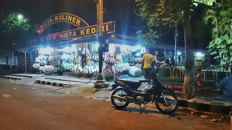 alun-alun kediri, daya tarik alun-alun kediri, fasilitas alun-alun kediri, harga tiket alun-alun kediri, keunikan alun-alun kediri, kuliner di alun-alun kediri, lokasi alun-alun kediri, olahraga di alun-alun kediri, tiket masuk alun-alun kediri, wahana alun-alun kediri, top 10+ foto alun-alun kediri, harga tiket, fasilitas, daya tarik, instagramable!