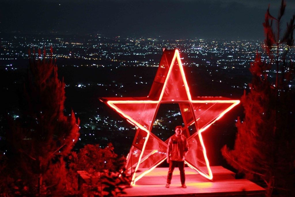 bukit lintang sewu, fasilitas bukit lintang sewu, harga tiket bukit lintang sewu, keindahan bukit lintang sewu, lokasi bukit lintang sewu, spot foto bukit lintang sewu, tempat romantis bukit lintang sewu, wisata bukit lintang sewu, top 10+ foto bukit lintang sewu: spot ‘nirwana’ instagramable nan romantis di bantul!