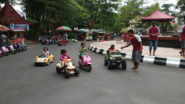 atraksi taman kebon rojo, daya tarik taman kebon rojo, fasilitas taman kebon rojo, lokasi taman kebon rojo, permainan taman kebon rojo, taman kebon rojo, taman kebon rojo blitar, taman kebonrojo, tiket taman kebon rojo, top 10+ foto taman kebon rojo harga tiket, fasilitas, daya tarik, permainan