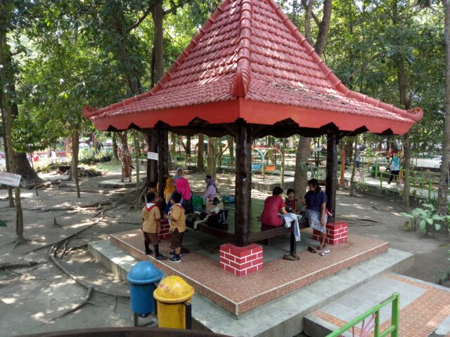 atraksi taman kebon rojo, daya tarik taman kebon rojo, fasilitas taman kebon rojo, lokasi taman kebon rojo, permainan taman kebon rojo, taman kebon rojo, taman kebon rojo blitar, taman kebonrojo, tiket taman kebon rojo, top 10+ foto taman kebon rojo harga tiket, fasilitas, daya tarik, permainan