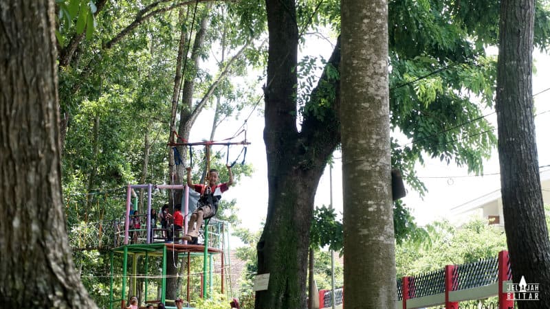 atraksi taman kebon rojo, daya tarik taman kebon rojo, fasilitas taman kebon rojo, lokasi taman kebon rojo, permainan taman kebon rojo, taman kebon rojo, taman kebon rojo blitar, taman kebonrojo, tiket taman kebon rojo, top 10+ foto taman kebon rojo harga tiket, fasilitas, daya tarik, permainan