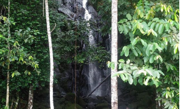 top 10+ gambar air terjun tanah merah balikpapan, misteri mistis, lokasi alamat + fasilitas yang di sediakan wisata
