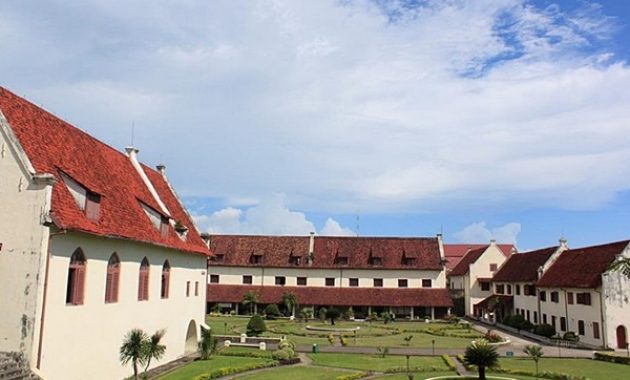 top 10+ gambar benteng fort rotterdam makassar, harga tiket masuk, lokasi alamat, jam buka tutup + nomer telpon