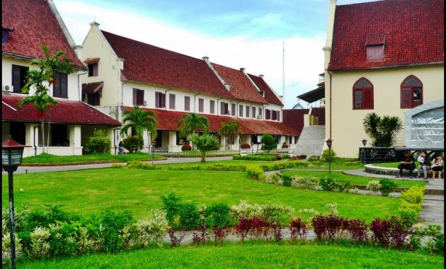 top 10+ gambar benteng fort rotterdam makassar, harga tiket masuk, lokasi alamat, jam buka tutup + nomer telpon