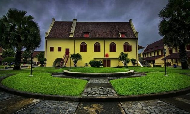 top 10+ gambar benteng fort rotterdam makassar, harga tiket masuk, lokasi alamat, jam buka tutup + nomer telpon