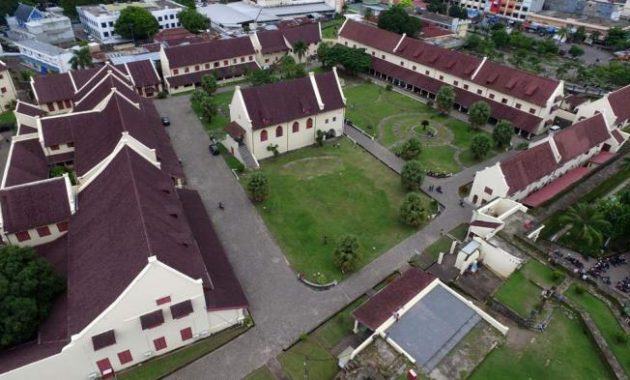 top 10+ gambar benteng fort rotterdam makassar, harga tiket masuk, lokasi alamat, jam buka tutup + nomer telpon