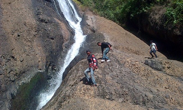 top 10+ gambar curug winong wonosobo, harga tiket masuk wisata, lokasi alamat, sejarah legenda + jam buka tutup