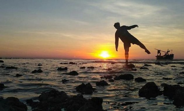 top 10+ gambar pantai jumiang madura, harga tiket masuk, rute menuju wisata, lokasi alamat + jam buka