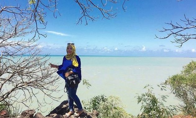 top 10+ gambar pantai jumiang madura, harga tiket masuk, rute menuju wisata, lokasi alamat + jam buka