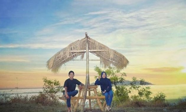 top 10+ gambar pantai jumiang madura, harga tiket masuk, rute menuju wisata, lokasi alamat + jam buka