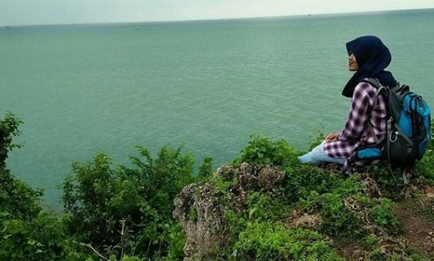 top 10+ gambar pantai jumiang madura, harga tiket masuk, rute menuju wisata, lokasi alamat + jam buka