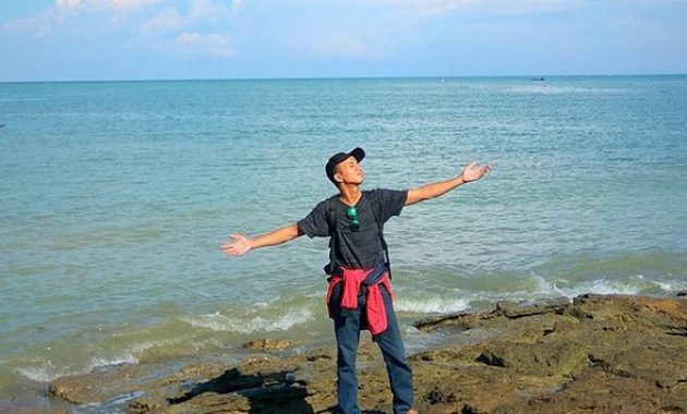 top 10+ gambar pantai jumiang madura, harga tiket masuk, rute menuju wisata, lokasi alamat + jam buka