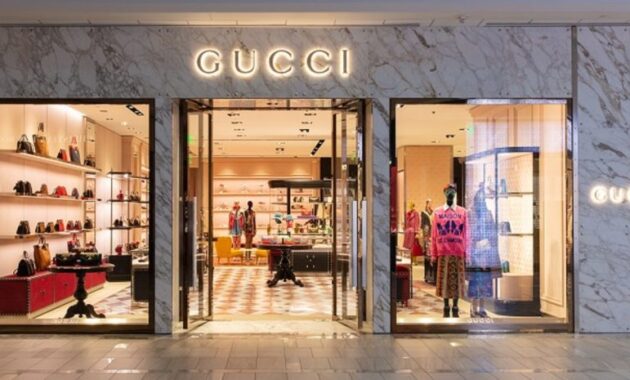 Top 10+ Merk Baju Termahal di Dunia, Buat Kalian Yang Bergelimang Harta