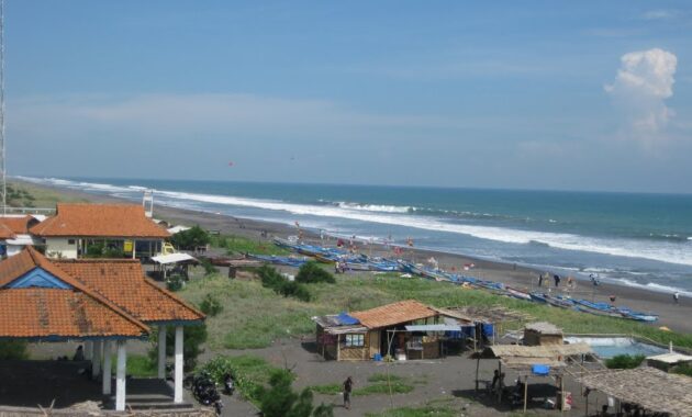 top 10+ pantai terkenal di wilayah jawa tengah, ada yang belum terjamah dan jarang dikunjungi
