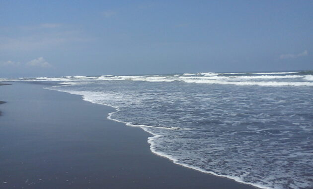 top 10+ pantai terkenal di wilayah jawa tengah, ada yang belum terjamah dan jarang dikunjungi