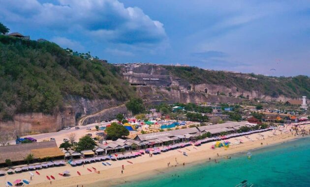 top 10+ referensi pantai terindah di negara indonesia, ada yang masuk jajaran dunia lho!