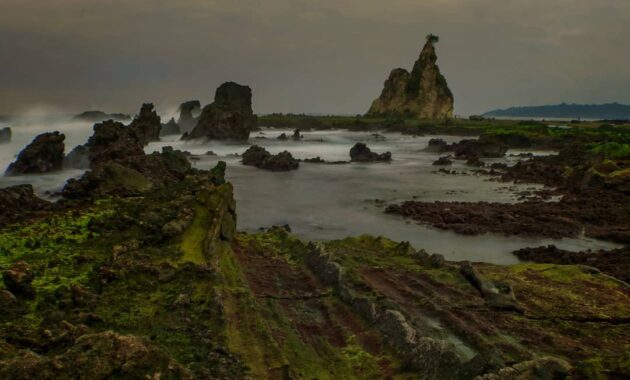 top 10+ referensi pantai terindah di negara indonesia, ada yang masuk jajaran dunia lho!