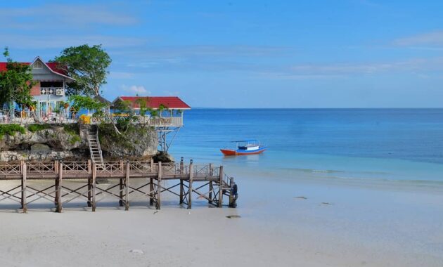 top 10+ referensi pantai terindah di negara indonesia, ada yang masuk jajaran dunia lho!
