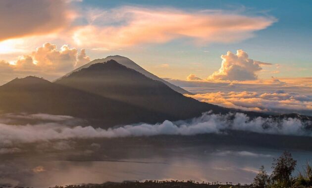 top 10+ rekomendasi gunung berapi di daerah bali yang masih aktif dengan pesona indahnya