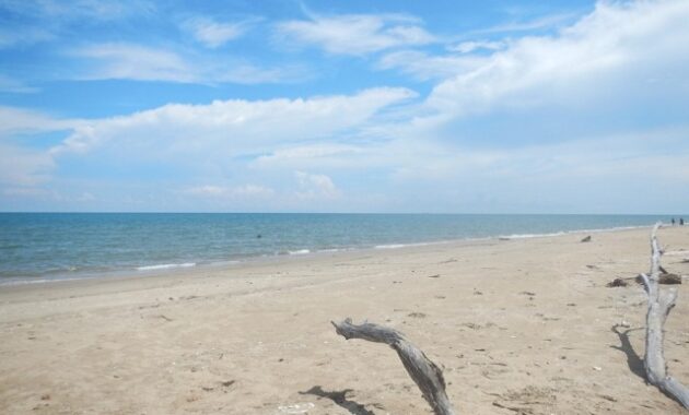 top 10+ rekomendasi pantai yang terkenal indah di kalimantan wajib untuk dikunjungi karena lagi hits
