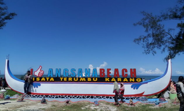 top 10+ rekomendasi pantai yang terkenal indah di kalimantan wajib untuk dikunjungi karena lagi hits