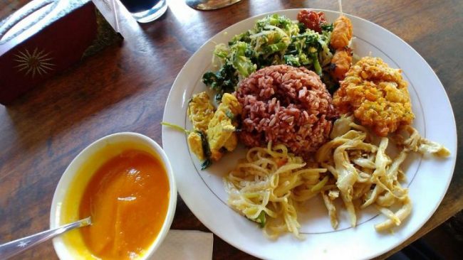 nasi campur di ubud, nasi campur enak di ubud, tempat nasi campur di ubud, warung nasi campur di ubud, top 10+ rekomendasi tempat makan nasi campur di ubud paling enak