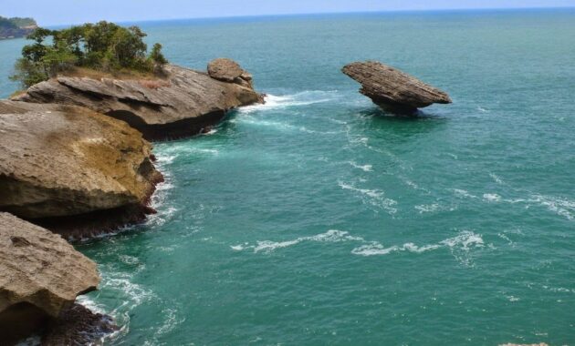 top 10+ rekomendasi wisata pantai di dekat kediri yang bagus dan terkenal termasuk tiket masuknya