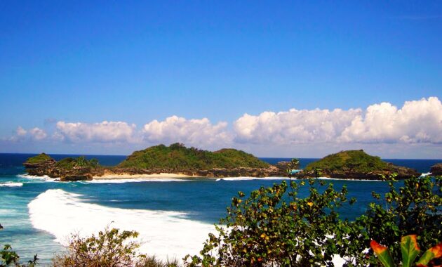 Top 10+ Rekomendasi Wisata Pantai di Dekat Kediri Yang Bagus dan Terkenal Termasuk Tiket Masuknya
