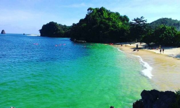 top 10+ wisata pantai eksotis ini bisa kamu temukan di malang, mana yang dekat dari kota dan sudah buka?