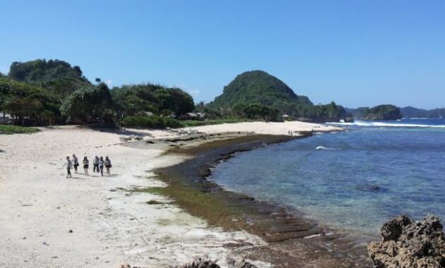 top 10+ wisata pantai eksotis ini bisa kamu temukan di malang, mana yang dekat dari kota dan sudah buka?