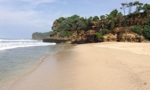 top 10+ wisata pantai eksotis ini bisa kamu temukan di malang, mana yang dekat dari kota dan sudah buka?