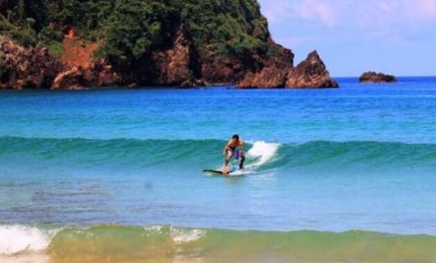 top 10+ wisata pantai eksotis ini bisa kamu temukan di malang, mana yang dekat dari kota dan sudah buka?