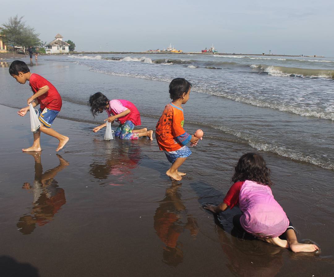 pantai batang, pantai di batang, pantai di jawa tengah, pantai terbaik di batang, wisata di batang, wisata pantai di batang, top 11+ pantai di batang hits & instagramable yang wajib dikunjungi