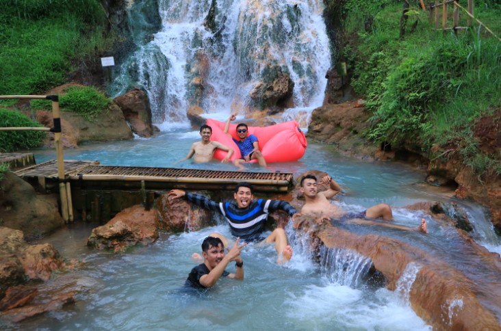 kolam renang air panas di bandung, pemandian air panas di bandung, top 11+ pemandian air panas di bandung terbaik untuk berendam!