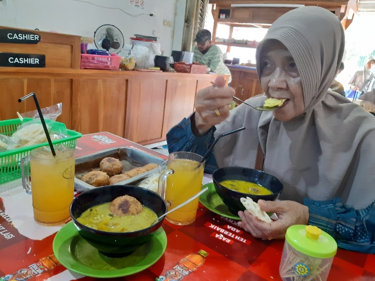resto soto di bogor, restoran soto di bogor, soto di bogor, soto enak di bogor, soto mie di bogor, tempat makan soto di bogor, warung soto di bogor, top 12+ rekomendasi soto di bogor paling enak & legendaris, terbaik!